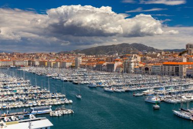 Marsilya. Eski liman ve şehir setinin panoramik görüntüsü.