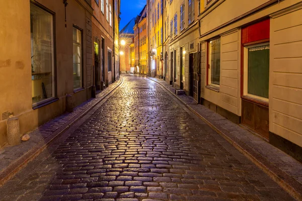 Stockholm. Vieille rue médiévale étroite dans l'éclairage de nuit. — Photo