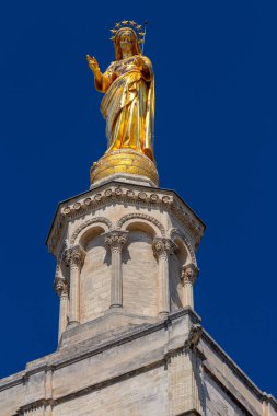 Avignon. Papalar Sarayı'nın çan kulesinde Meryem Ana'nın altın heykeli.