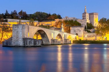 Avignon. St. Benezet Köprüsü Rhone Nehri üzerinde.