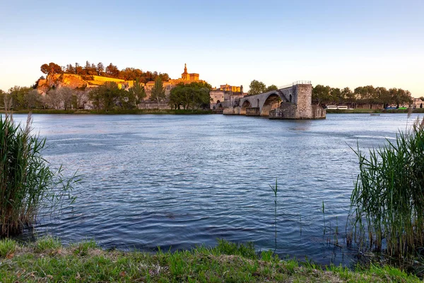 Avignon. Ponte de St. Benezet sobre o rio Rhone. — Fotografia de Stock