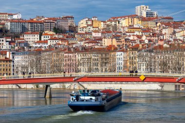 Lyon. Saona Nehri üzerinde kırmızı kablo-kaldı köprü.