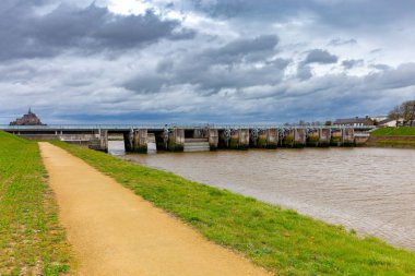 Aziz Michel Dağı. Açık çamurlu Kuenon nehri üzerindeki baraj.