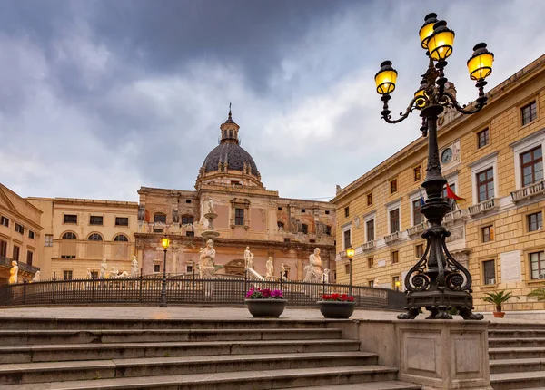 Palermo. Pretoria Meydanı ve gece ışıklarındaki çeşme.