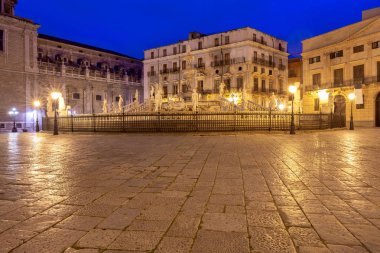 Palermo. Pretoria Meydanı ve gece ışıklarındaki çeşme.