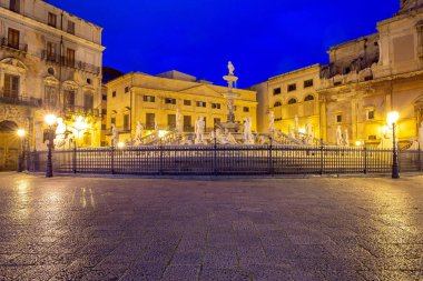 Palermo. Pretoria Meydanı ve gece ışıklarındaki çeşme.