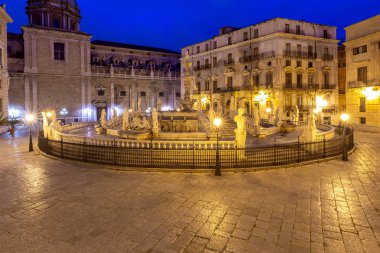 Palermo. Pretoria Meydanı ve gece ışıklarındaki çeşme.