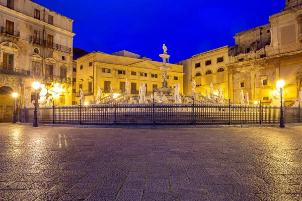 Palermo. Praça Pretória e a fonte na iluminação noturna . — Fotografia de Stock