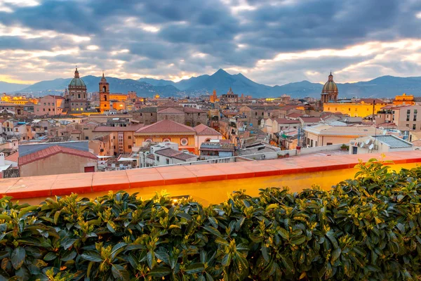 Palermo. Vista aérea de la ciudad y las montañas al atardecer . — Foto de Stock