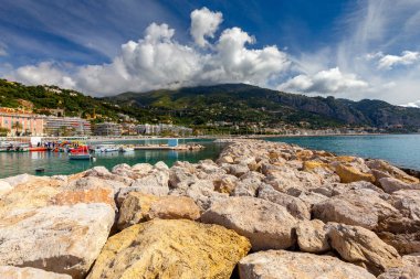Menton. Körfez kıyısında ortaçağ evlerinantik çok renkli cepheler.