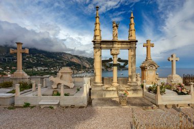 Menton. Şehrin üzerinde bulunan eski ünlü mezarlık.