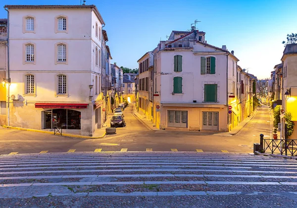 Arles. Antigua calle estrecha en el centro histórico de la ciudad . — Foto de Stock