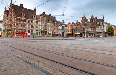 Gün batımında şehrin tarihi bölümünde Gent Eski evler.