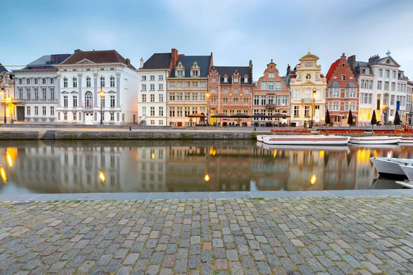 Gent. Gamla hus vid vattnet i den historiska delen av staden. — Stockfoto