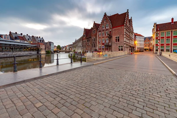 Gent. Gamla hus vid vattnet i den historiska delen av staden. — Stockfoto