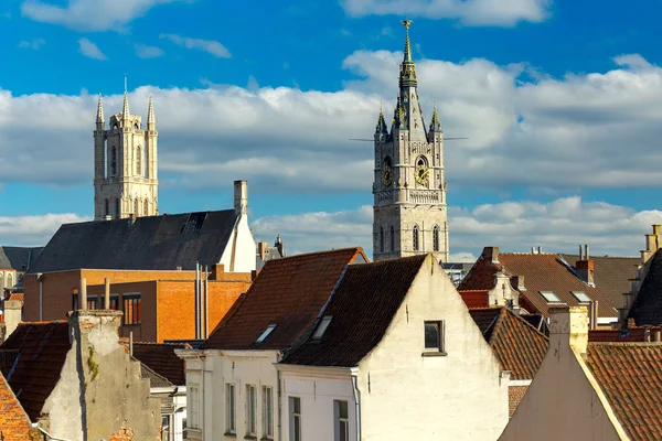 Gante. Telhados e torres antigas na parte histórica da cidade . — Fotografia de Stock