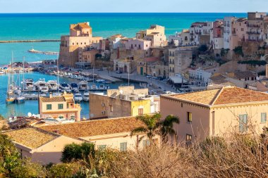 Castello Mare del Golf. Eski Sicilya köyü.