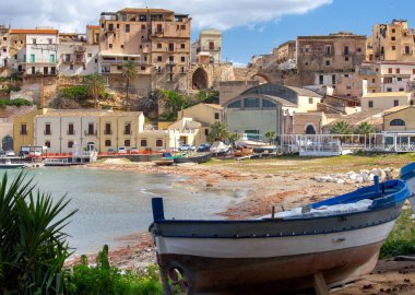 Castello Mare del Golf. Eski Sicilya köyü.