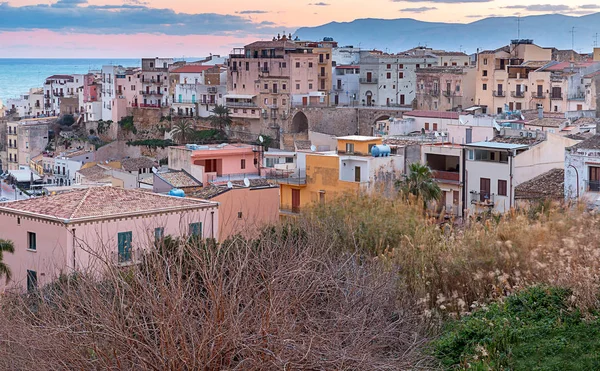 Castello Mare del Golf. Stará sicilská vesnice. — Stock fotografie