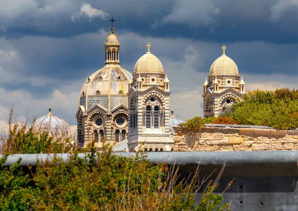 Marseille-ben. A régi katedrális kupolái a viharos ég hátterében. — Stock Fotó