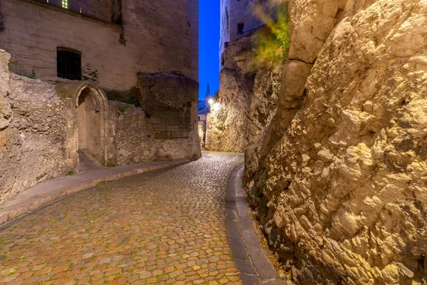 Avignon. Old narrow street in the historic center of the city. — Stock Photo, Image