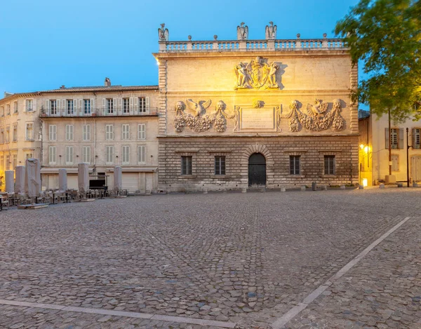 Avignon. Provence. Náměstí před papežským palácem za úsvitu. — Stock fotografie