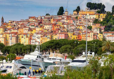 Menton. Körfez kıyısında ortaçağ evlerinantik çok renkli cepheler.