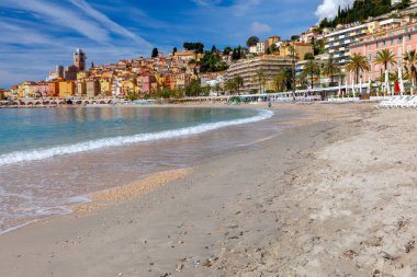 Menton. Körfez kıyısında ortaçağ evlerinantik çok renkli cepheler.