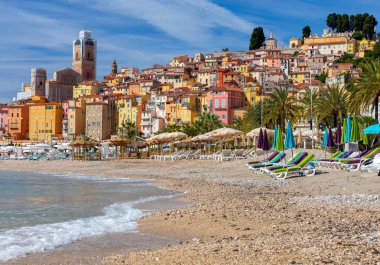 Menton. Körfez kıyısında ortaçağ evlerinantik çok renkli cepheler.