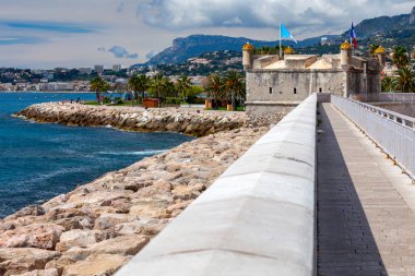 Menton. Deniz kıyısında bir kale duvarı ile eski kale kale.