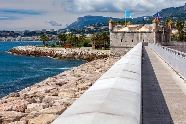 Menton. Deniz kıyısında bir kale duvarı ile eski kale kale.