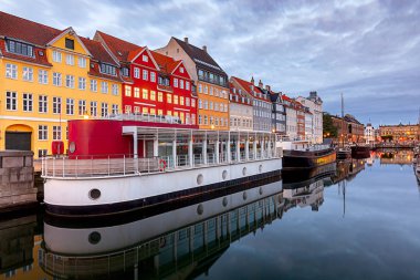 Kopenhag. Nyhavn Kanalı, gün doğumunda renkli evler ve şehir dolgusu.