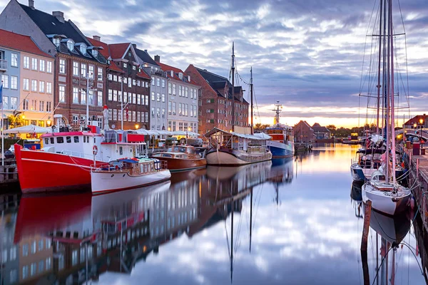 コペンハーゲン。日の出時のニューハウン運河、カラフルな家屋や都市の堤防. — ストック写真
