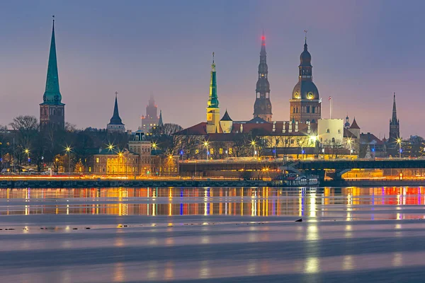Riga. Vue sur le remblai de la ville et la vieille ville au coucher du soleil . — Photo