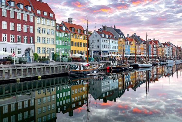 Köpenhamn. Nyhavn Canal, färgglada hus och stadsvallen vid soluppgången. — Stockfoto