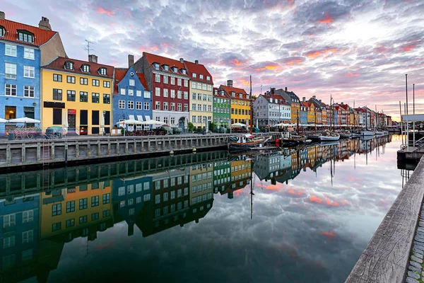 Kodani. Nyhavnský průplav, pestré domy a městské nábřeží při východu slunce. — Stock fotografie