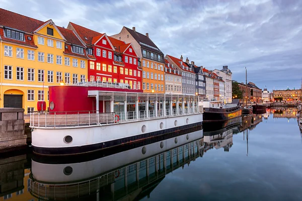 Kopenhag. Nyhavn Kanalı, gün doğumunda renkli evler ve şehir dolgusu.
