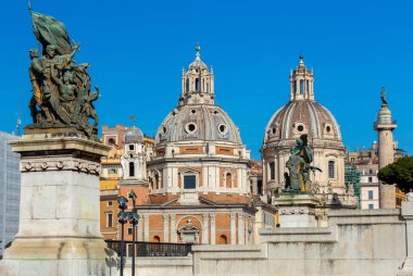 Roma. Şehrin tarihi bölümünde eski binalar ve kiliseler.