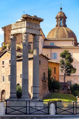 Roma. Şehrin tarihi bölümünde eski binalar ve kiliseler.