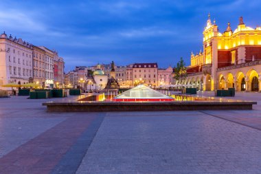 Krakow. Gün doğuşunda gece ışıkları Pazar Meydanı.