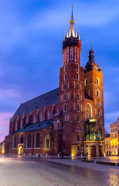 Kraków. Rynek w nocy świateł o wschodzie słońca. — Zdjęcie stockowe