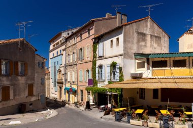 Arles. Şehrin tarihi merkezinde eski dar sokak.