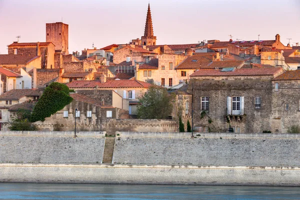 Arles. City embankment and facades of old houses at sunset. — Stock Photo, Image