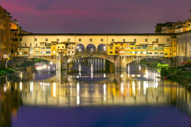 Floransa. Gün batımında eski ortaçağ köprüsü Ponte Vecchio.