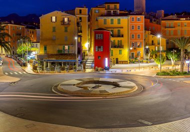 Menton. Körfez kıyısında ortaçağ evlerinantik çok renkli cepheler.