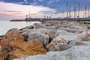 Menton. Liman girişinde dalgakıran üzerinde Taş deniz feneri.