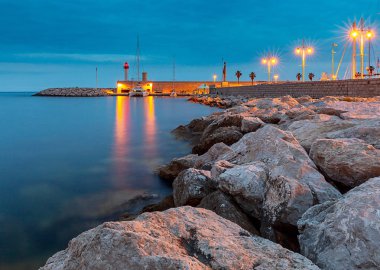 Menton. Liman girişinde dalgakıran üzerinde Taş deniz feneri.