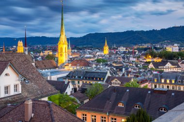 Zürih. Gece aydınlatmaşehrin havadan görünümü.