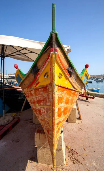 Marsaxlokk. Barcos tradicionais Luzzu no antigo porto. — Fotografia de Stock