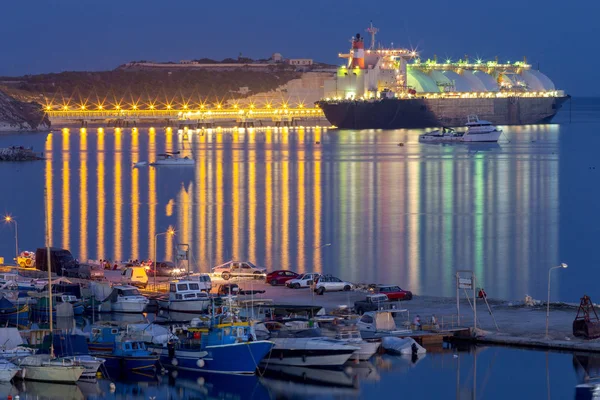 Marsaxlokk. Tankschiff-Liegeplatz in einem Kraftwerk. — Stockfoto